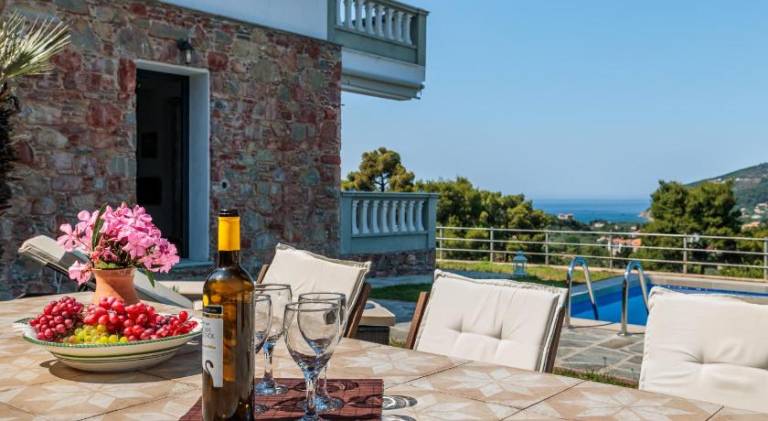 Holiday apartment with pool, patio & garden — photo 4