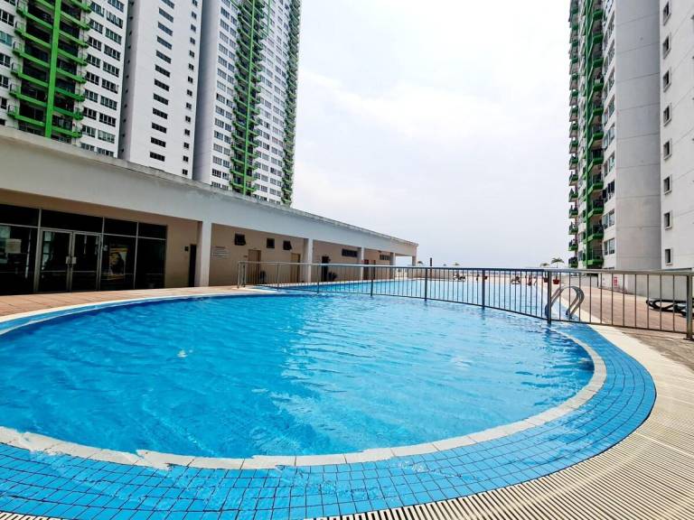 House with pool — photo 3