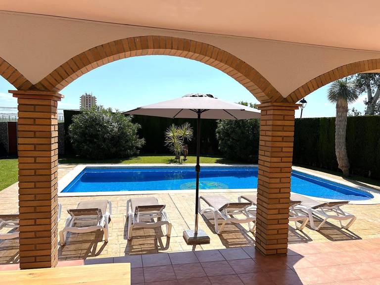 Fully equipped beautiful villa with grill, yard & private pool | Pet-friendly — photo 2