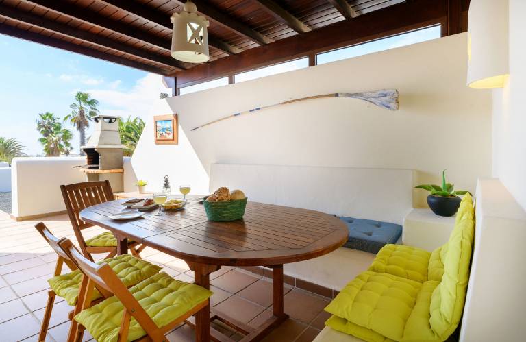 Vacation home with patio, BBQ & yard — photo 5