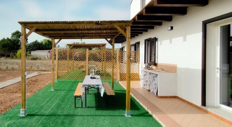 Vacation home with yard — photo 4