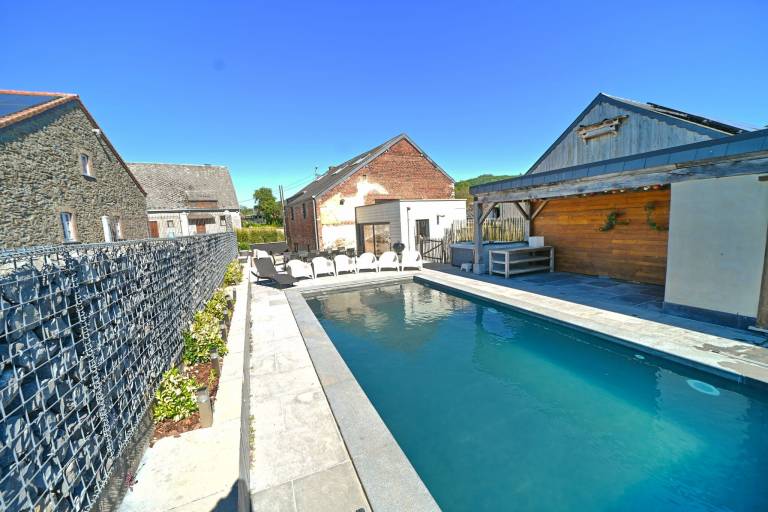 Vacation home with pool, barbecue & garden — photo 2