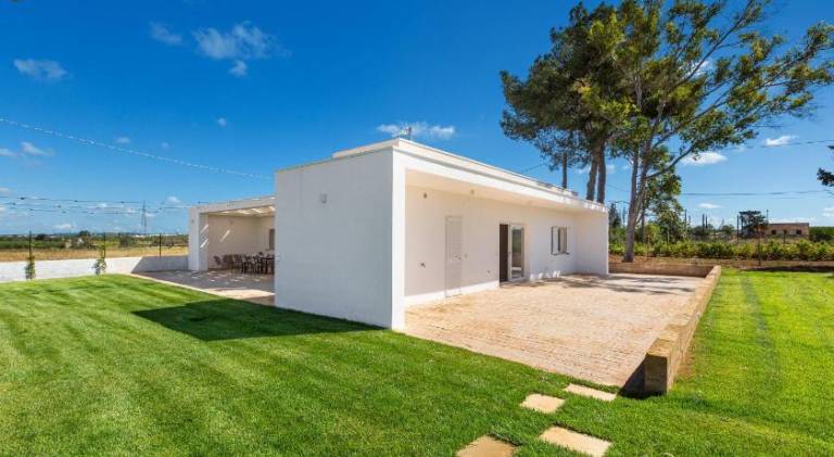 Villa with pool — photo 4