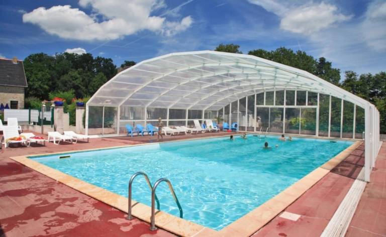 Chalet with heated pool & BBQ in Vannes