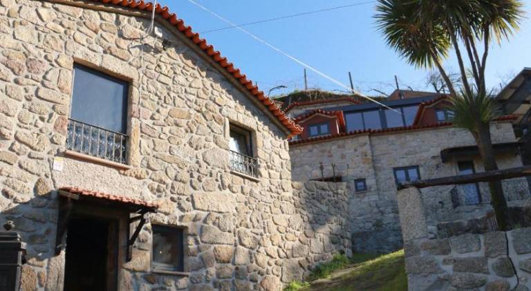 Big vacation home with private pool & terrace | Dogs allowed in Viseu