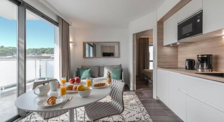 Lovely serviced apartment with pool, sauna & patio | Pet-friendly — photo 3