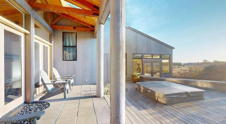Vacation home with hot tub & pool — photo 5