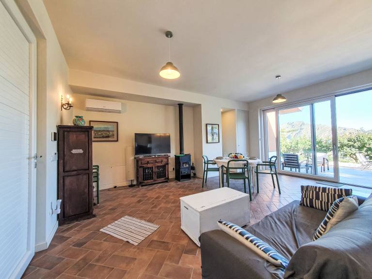 Vacation home with barbecue, terrace & private pool | Mountain view — photo 4