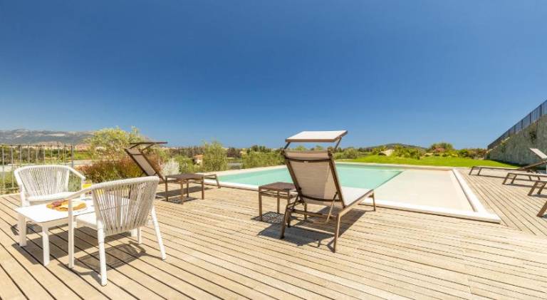 Serviced apartment with pool, patio & yard | Pet-friendly — photo 2