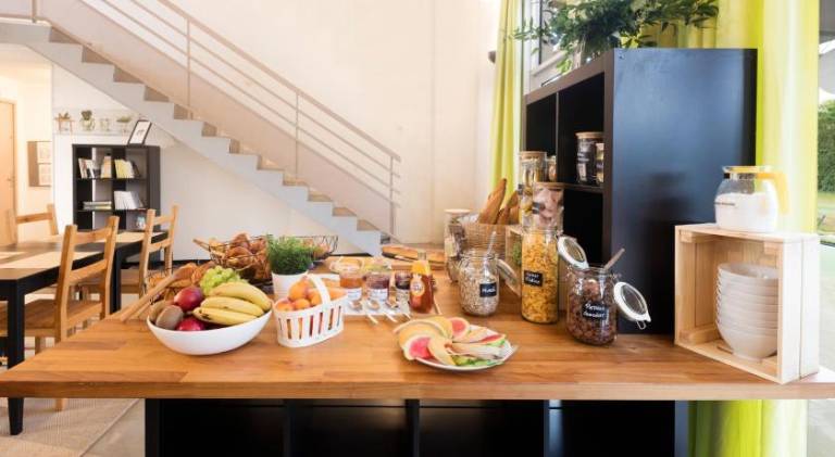 Serviced apartment with yard, pool & terrace | Pets are welcome — photo 2