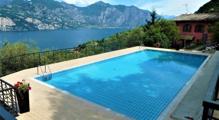 Holiday apartment with terrace, heated pool & yard | Pet-friendly in Malcesine