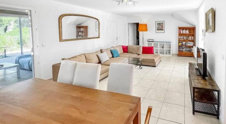 Fully equipped lovely house with patio, BBQ & yard | Pets are welcome — photo 2