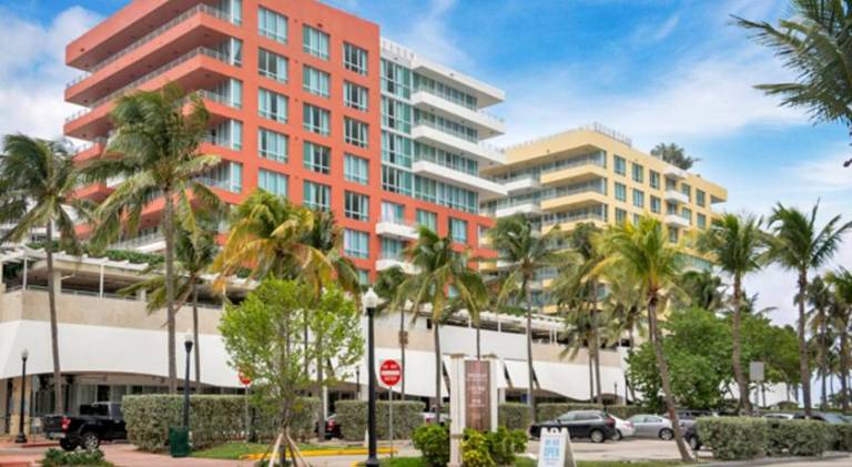 Beachfront Bentley Hotel One Bedroom Suite with Balcony and Beach access — photo 5