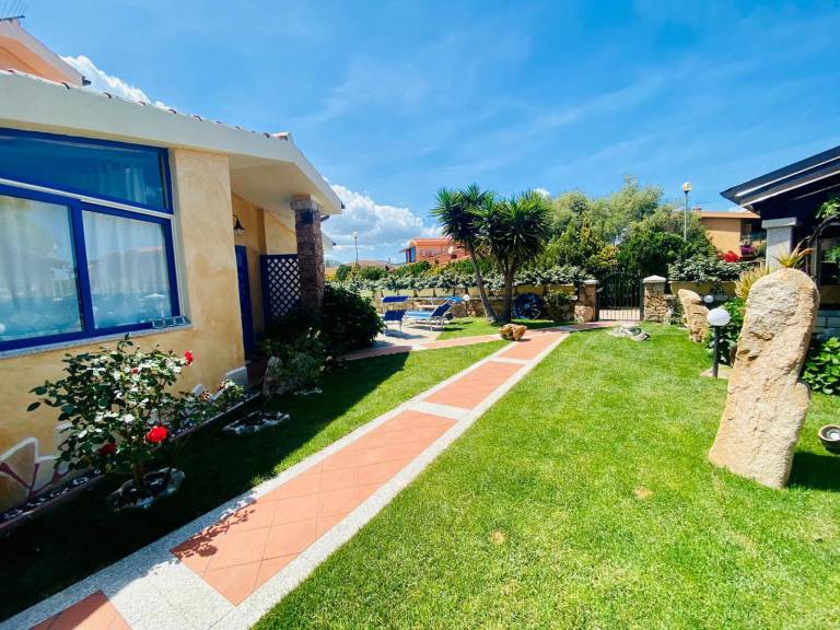Fully equipped villa with yard, private pool & grill | Beach nearby | Pets are welcome — photo 4