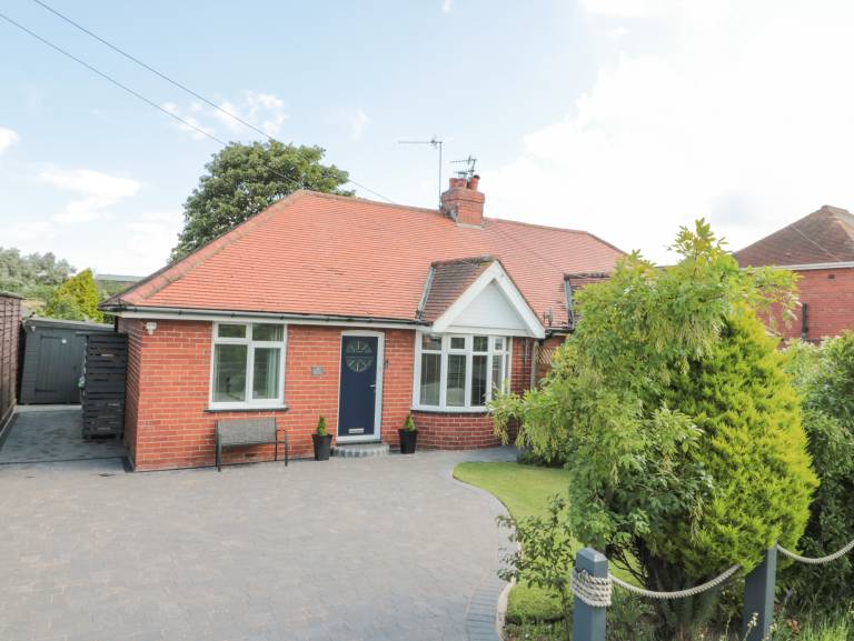Cottage Cayton Bay