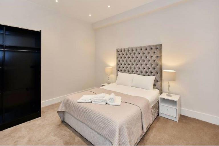 3-Bed South Kensington Flat with Outdoor Terrace — photo 3