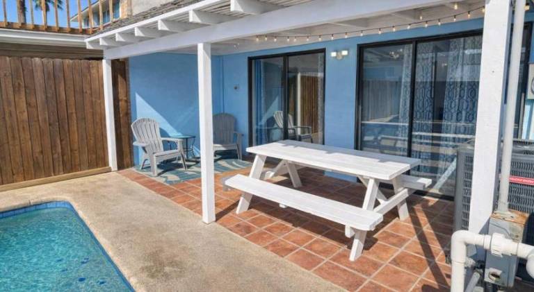 Vacation home with pool — photo 4