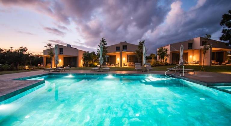 Holiday apartment with patio & yard | Next to the beach | Pets allowed in Trifylia
