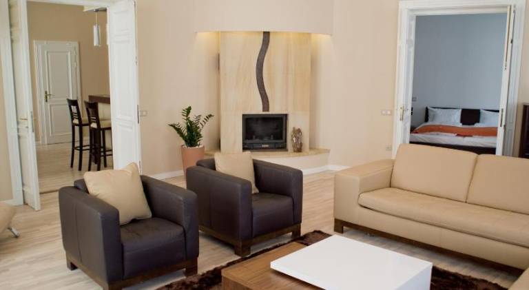 Serviced apartment with patio — photo 2