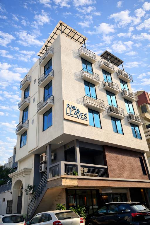 Raw Leaves &ndash; Premium Family & Business Hotel Near Rajkot Railway Station