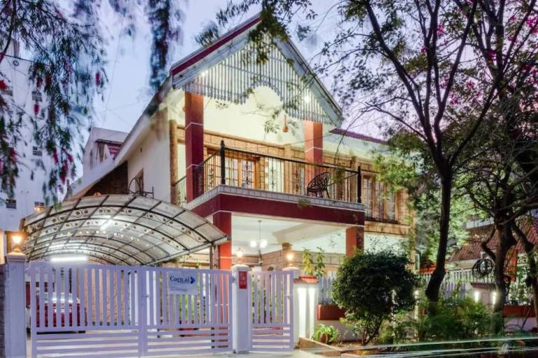 Bed and breakfast  Begur Lake