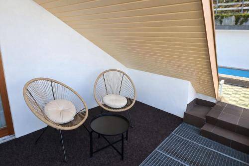 Apartment with yard & terrace — photo 3