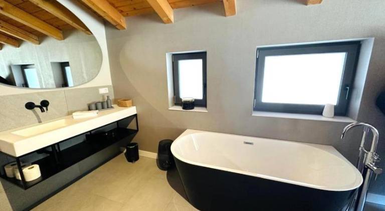Chalet with jacuzzi — photo 4