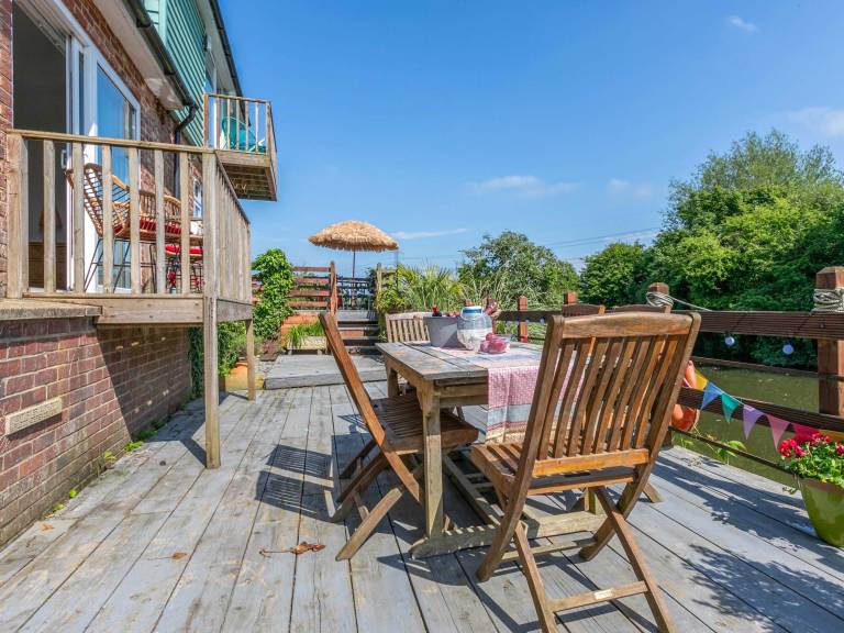 Cottage with patio, barbecue & yard | River view in Rye