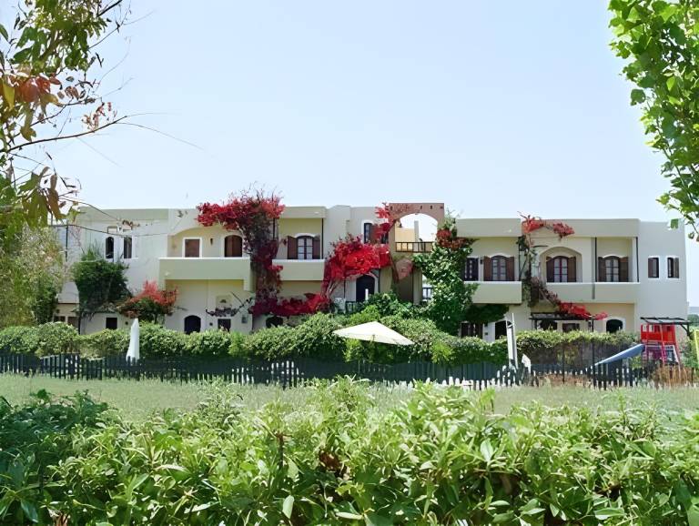 Serviced apartment with terrace, BBQ & yard in Hersonissos