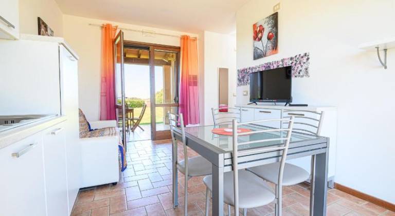 Serviced apartment with terrace, pool & garden — photo 4