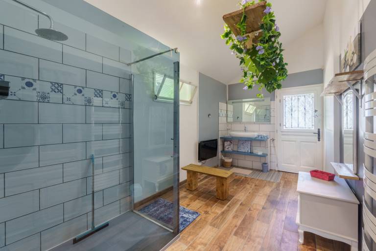 Family-friendly vacation home with patio, yard & barbecue | Mountain view | Dogs allowed — photo 5