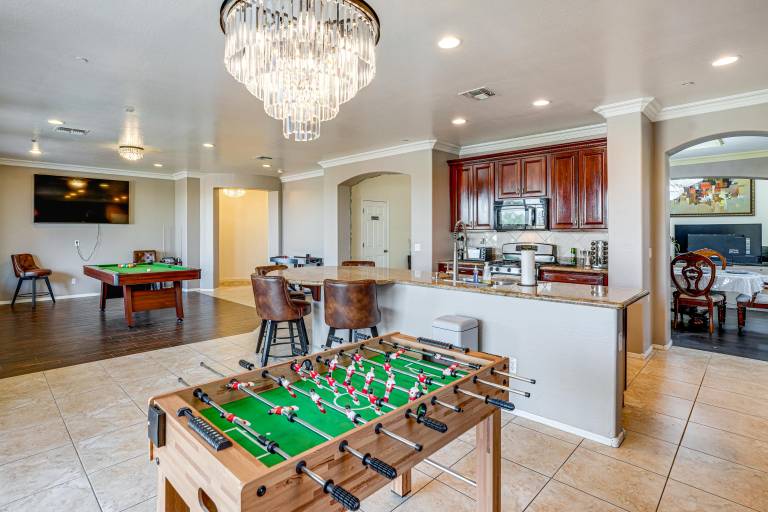 Swim-Up Bar & Games! Ultimate Goodyear Group Stay — photo 3