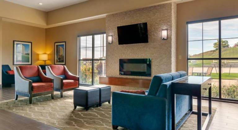 Comfort Inn & Suites Mandan - Bismarck — photo 2