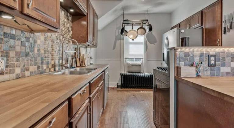 City Oasis Awaits Cozy DT Home With Hot Tub Vikings — photo 3