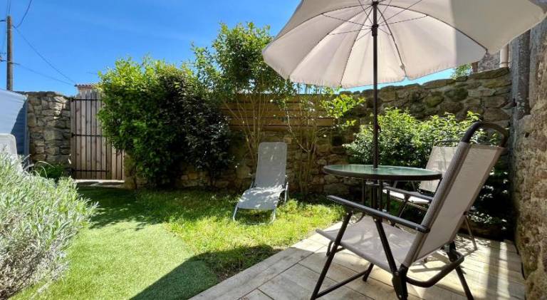 House with patio & yard — photo 3