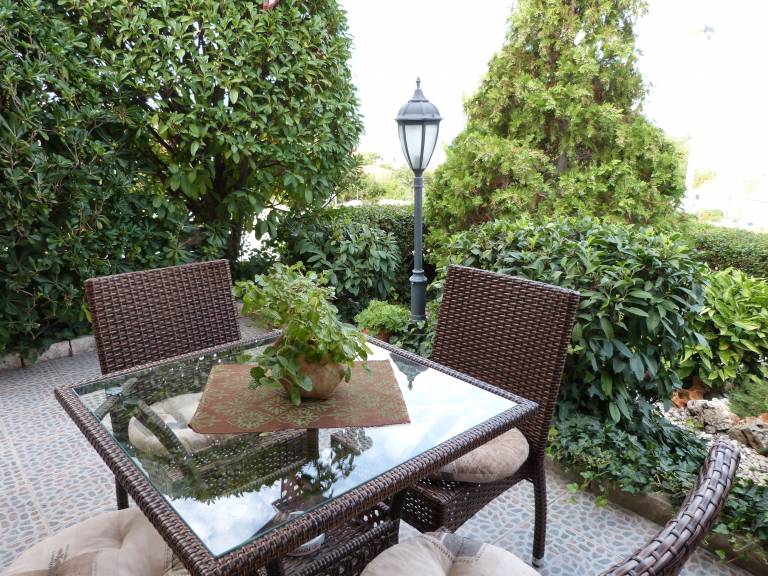 Apartment with yard & BBQ | Garden view — photo 2
