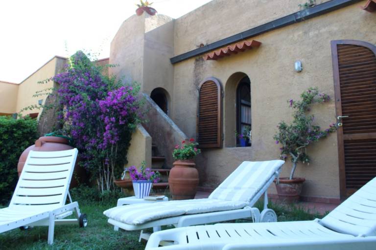 Apartment with yard & terrace — photo 5