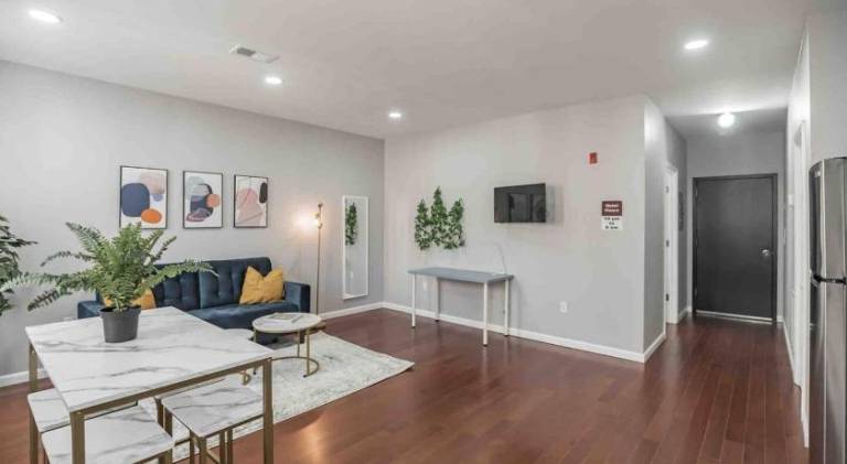 Large and Sunny 1BR - Center City - Sleeps 4 — photo 2