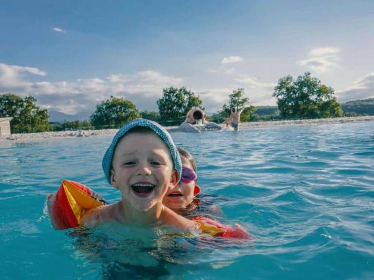 Family-friendly chalet with patio & heated pool | Dogs allowed — photo 2