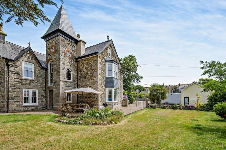 Cottage with yard, grill & patio in Helston