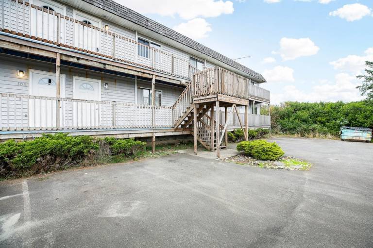 Condo  Oyehut-Hogans Corner