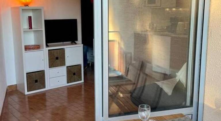 Apartment with patio — photo 4