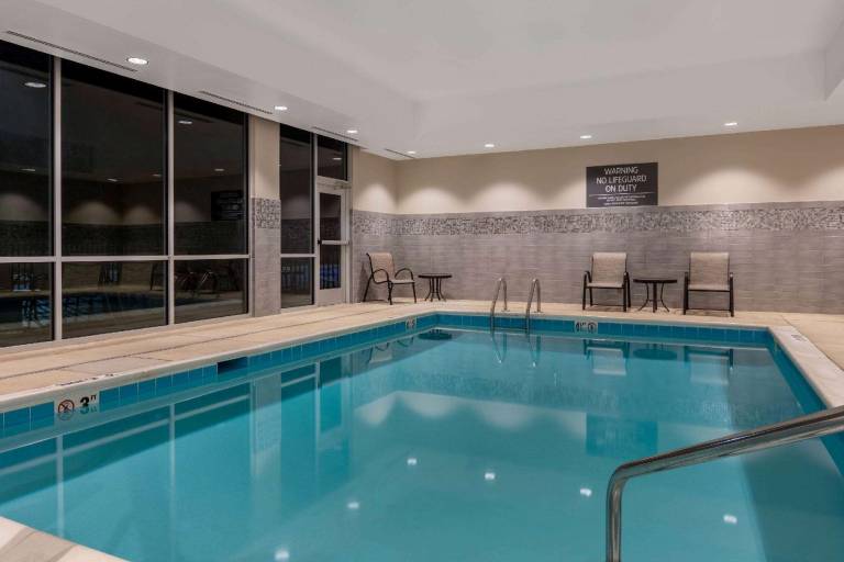 La Quinta Inn & Suites by Wyndham Greensboro Arpt High Point — photo 4