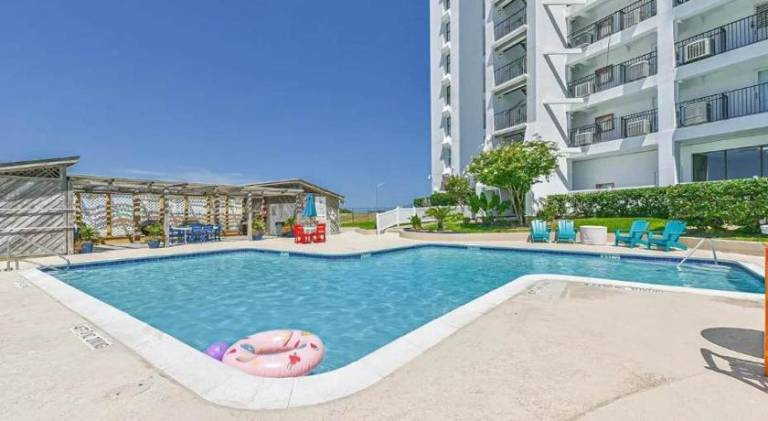 House with pool — photo 4
