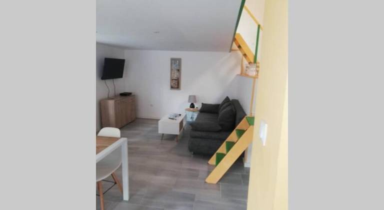 House with 1 room for 6 persons in Laon