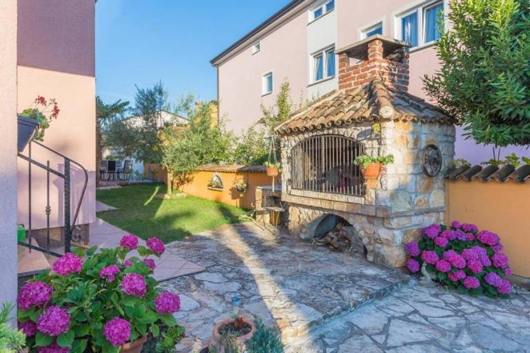 Lovely rental apartment with patio & yard | Dogs allowed in Novigrad