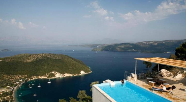 Villa with pool — photo 4