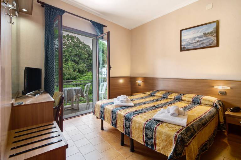 Apartment Bilocale Moneglia 21 close to the Beach with Shared Pool & Wi-Fi in Moneglia