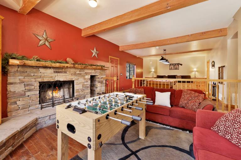Spacious 5BR Mountain Estate: 5-Car Parking, Pet-Friendly, Deck & Hot Tub — photo 4