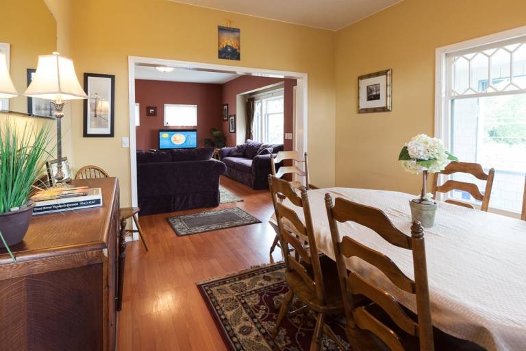 Daisy's Place - Adorable Cottage in the Heart of Hood River, A/C, Mtn & River Views! — photo 3